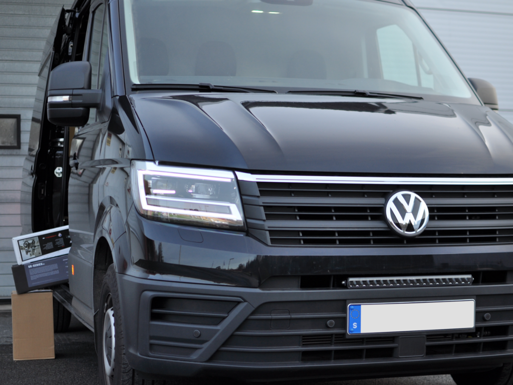 Modellanpassat fäste för 20–30" LED-ramp – VW Crafter från 2017 - Bilupplysningen