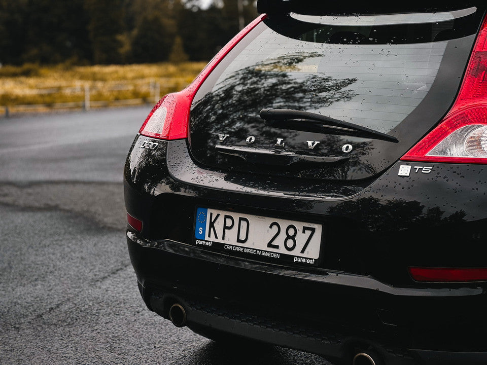 Pureest NP1 Nummerplåtshållare – Snygg list & fäste i ett - Bilupplysningen