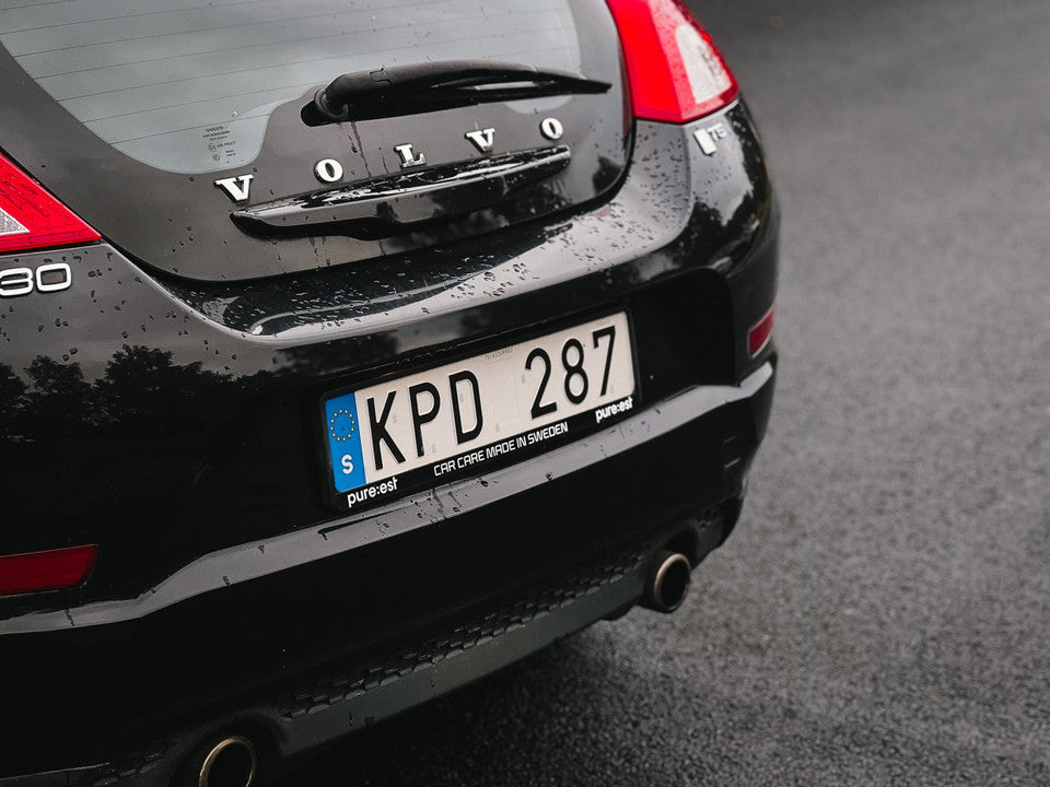 Pureest NP1 Nummerplåtshållare – Snygg list & fäste i ett - Bilupplysningen