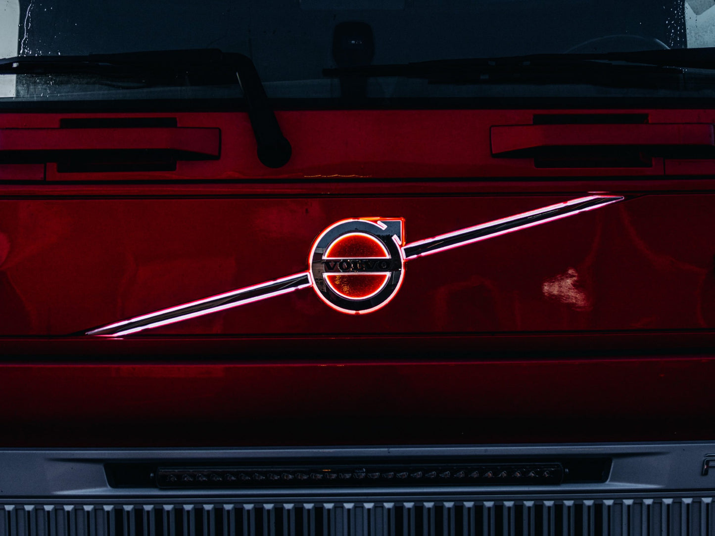 Upplyst Volvo järnmärke. LED-list i emblemet+ribborna. Volvo FH ver 4 - Bilupplysningen