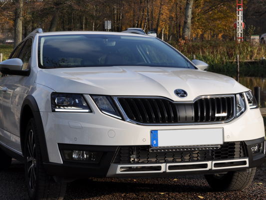 Modellanpassat fäste för 20 tum LED-ramp - Skoda Octavia &amp; Scout 2018- Bilupplysningen