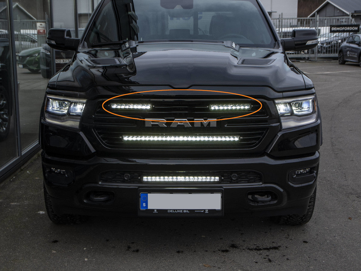 Modellanpassat fäste för 2*10tum LED i Övre Grill - Dodge RAM Laramie fr 2019 - Bilupplysningen