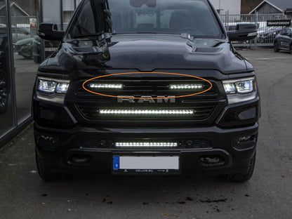 Modellanpassat fäste för 2*10tum LED i Övre Grill - Dodge RAM Laramie fr 2019 - Bilupplysningen