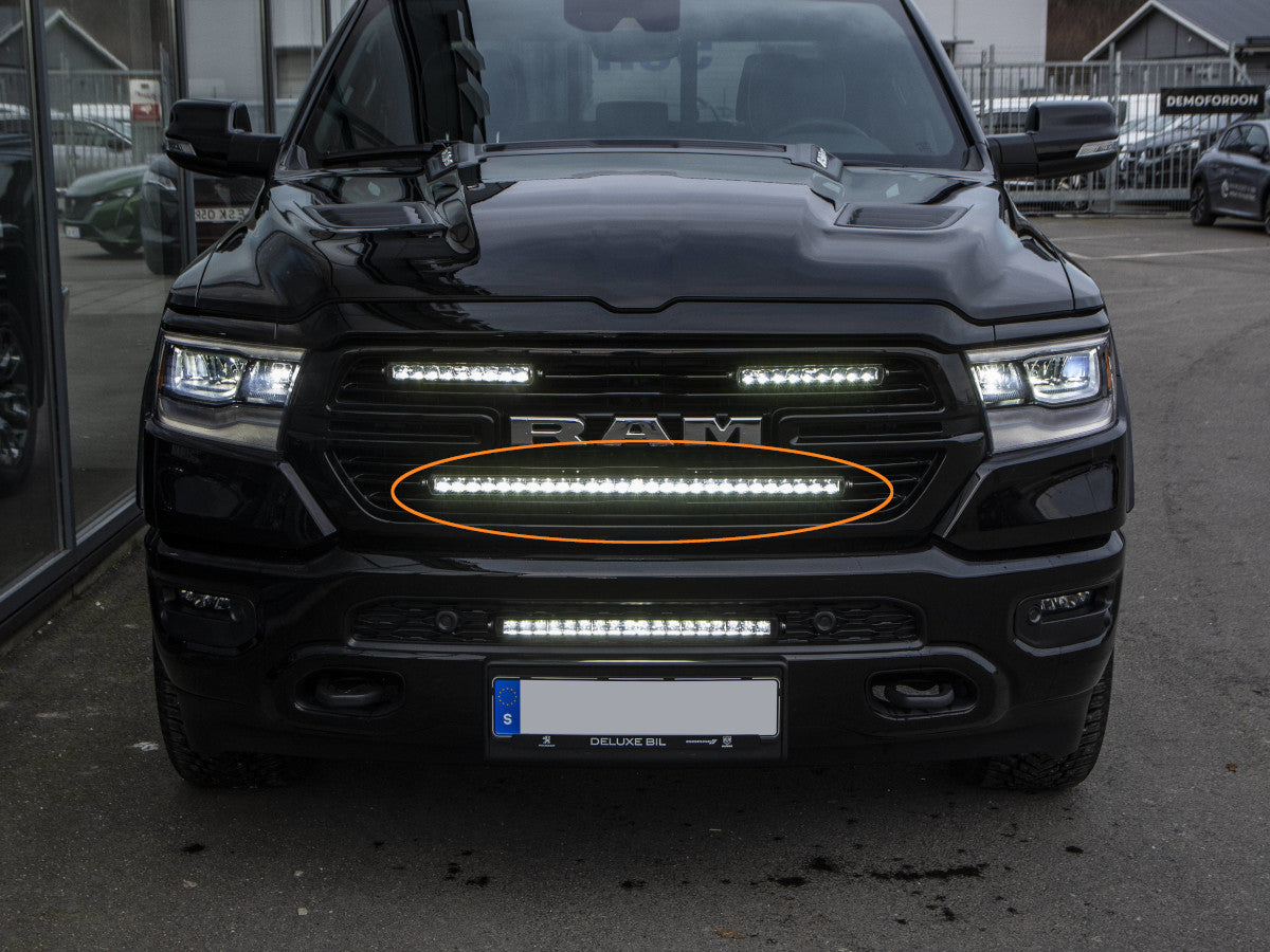 LED-rampfäste Dodge RAM Laramie 2019– – För 30 tum extraljus i övre grill - Bilupplysningen