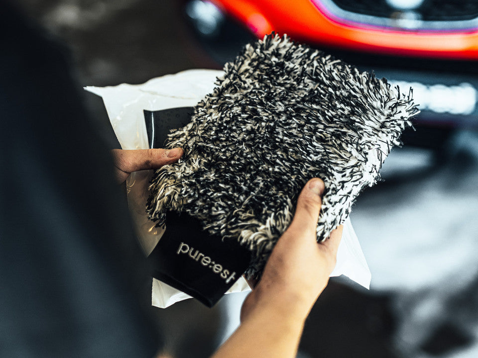 Pureest Tvätthandske Mikrofiber – Svart/Vit för skonsam biltvätt